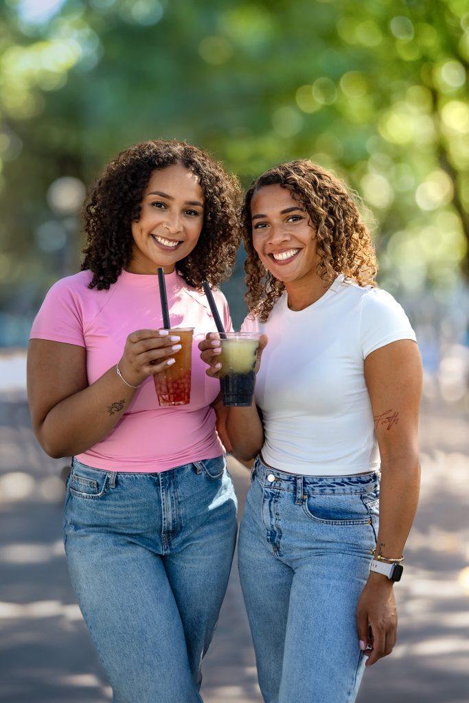 Genieten van een heerlijke frozen bubble tea.
